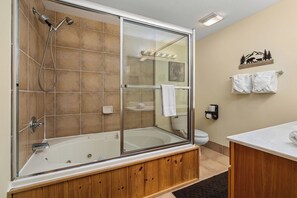 Shower, jetted tub, towels, soap - Dancing Bears - Family friendly condo near Dollywood (Pigeon Forge)