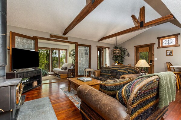 Smart TV, reproductor de DVD, tenis de mesa y libros 