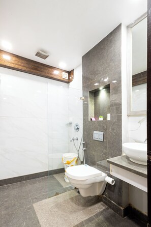 Shower, rainfall showerhead, hair dryer, slippers - Hotel Red Castle 4 Star (New Delhi)