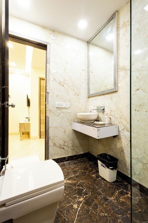 Superior Room | Bathroom | Shower, rainfall showerhead, hair dryer, slippers - Hotel Red Castle 4 Star (New Delhi)