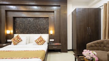 1 bedroom, premium bedding, memory-foam beds, desk