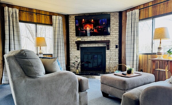 Living area - Maple Cottage Retreat in the country, a perfect place to unplug! (Watertown)