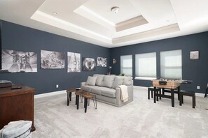 Smart-TV, Kamin, Arbeitsbereiche