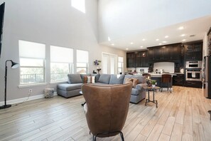 Smart-TV, Kamin, Arbeitsbereiche