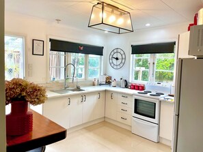 Frigorífico, microondas, horno y placa de cocina