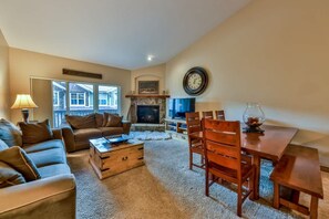 Een televisie, een open haard, videogames en een kantoor