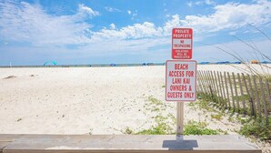 Een strand met een bord dat aangeeft dat het privé-eigendom is en dat de toegang tot het strand uitsluitend is voor landkai-eigenaren en hun gasten.