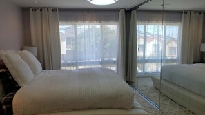 4 Schlafzimmer, Schreibtisch, Bügeleisen/Bügelbrett, Reisekinderbett