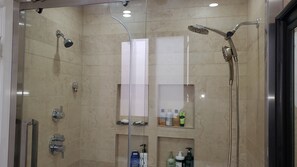 Regadera, secadora de cabello, bidet, toallas 