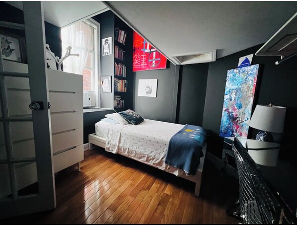 2 bedrooms, iron/ironing board, WiFi, bed sheets - Artsy cool small 2 bedroom apt in the upbeat East Village - lift in the building (New York)