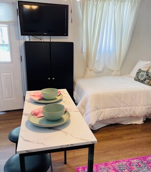 1 bedroom, iron/ironing board, WiFi, bed sheets - A  beautiful tiny house with everything you can think  (Schriever)