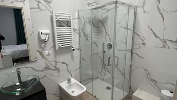 Doppia Deluxe, vista città | Bagno | Doccia, soffione a pioggia, asciugacapelli, bidet