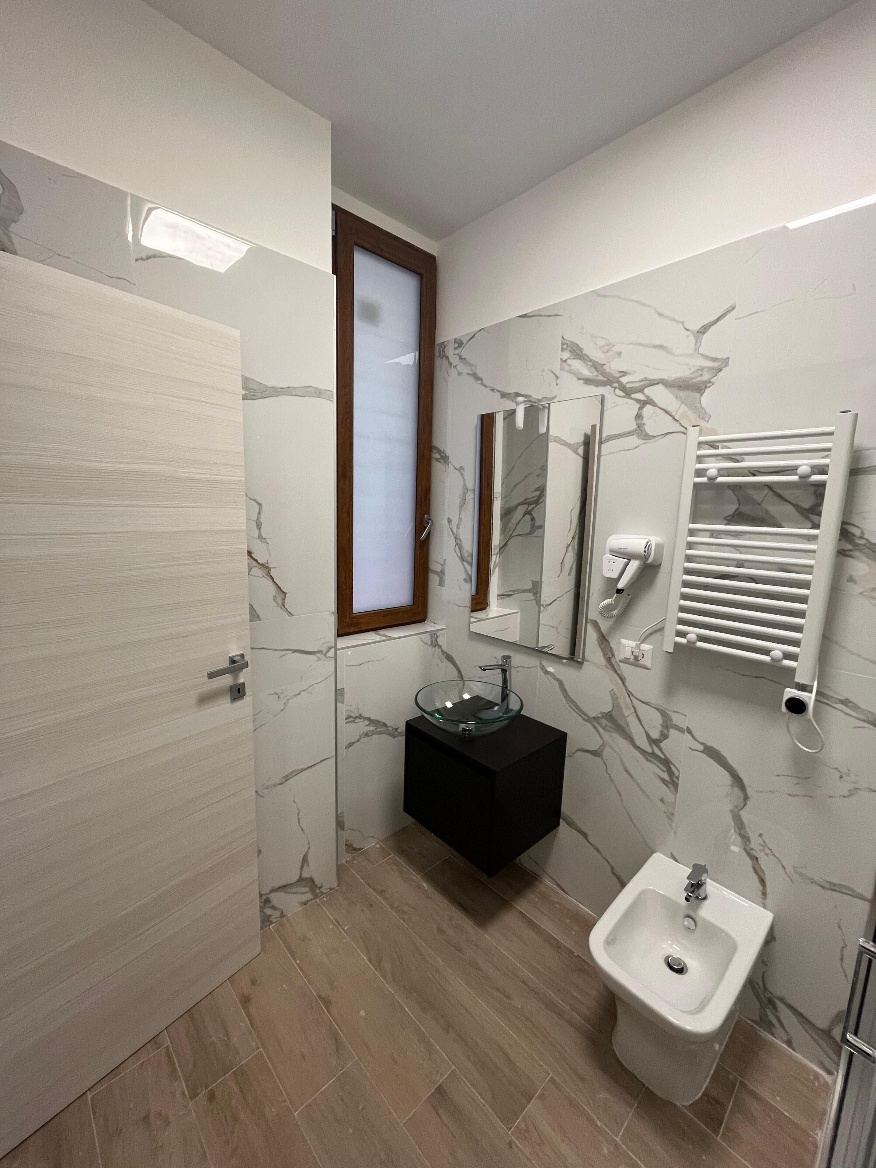 Deluxe Triple Room, City View | Bathroom
