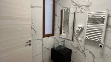 Chambre Triple Deluxe, vue ville | Salle de bain