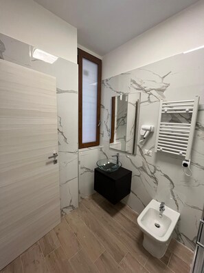 Chambre Triple Deluxe, vue ville | Salle de bain | Douche, douche à « effet pluie », sèche-cheveux, bidet