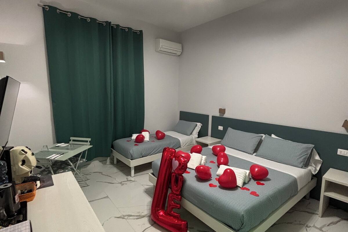 Un dormitorio con dos camas, un escritorio y una silla.