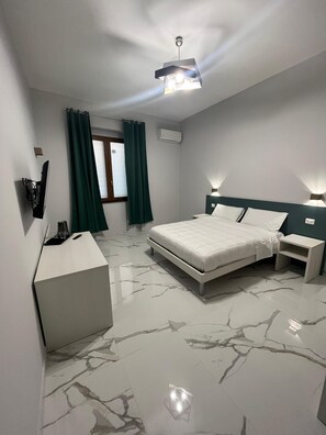 Deluxe-Dreibettzimmer, Stadtblick | Schreibtisch, schallisolierte Zimmer, kostenloses WLAN