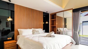 Un dormitorio moderno con una cama grande, pared de paneles de madera y un espejo amplio.
