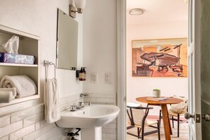 Dusj, hårføner og håndklær