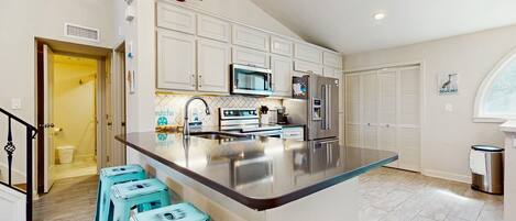 Frigorífico, microondas, horno y placa de cocina