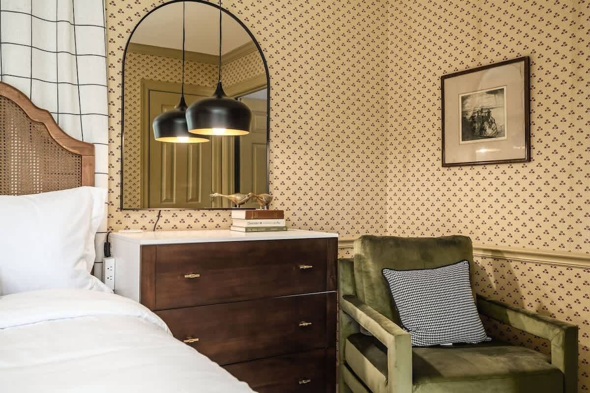 6 bedrooms, iron/ironing board, WiFi, bed sheets