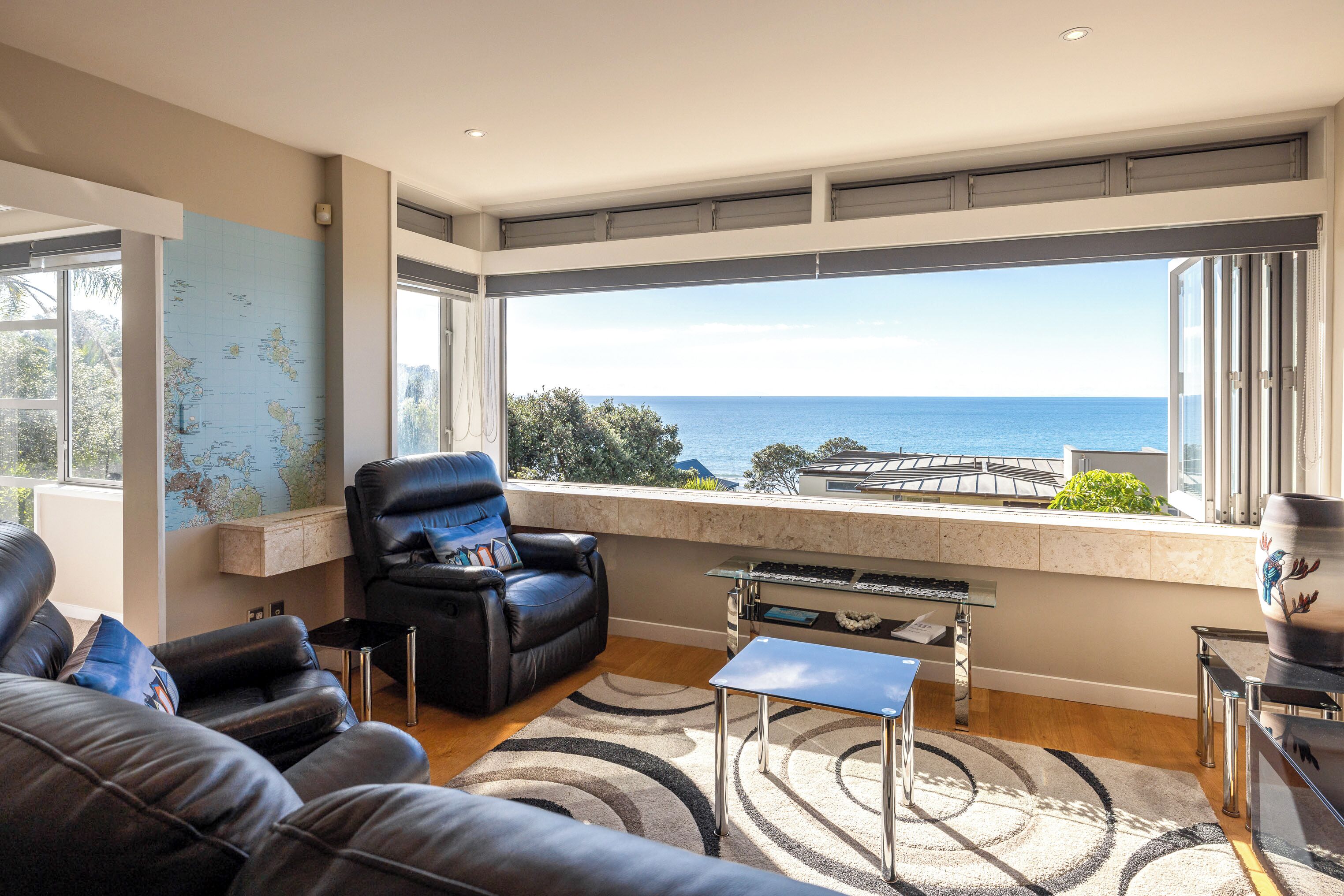 Comfort-Apartment, Meerblick | Wohnbereich | 42-Zoll-Smart-TV mit Digitalempfang