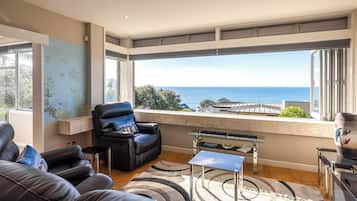 Comfort-Apartment, Meerblick | Wohnbereich | 42-Zoll-Smart-TV mit Digitalempfang