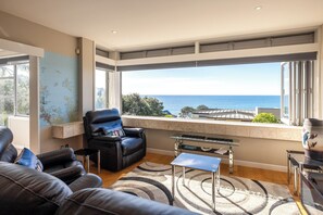 Appartamento Comfort, vista oceano | Area soggiorno | Smart TV 42 pollici con canali digitali