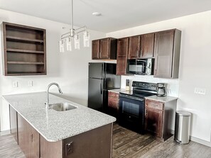 Kjøleskap, mikrobølgeovn, ovn og kokeplater