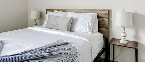 Escritorio, tabla de planchar con plancha, wifi gratis y ropa de cama