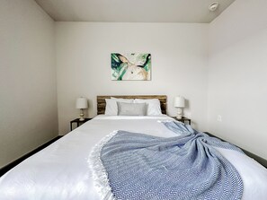 1 soverom, skrivebord, wi-fi (inkludert) og sengetøy