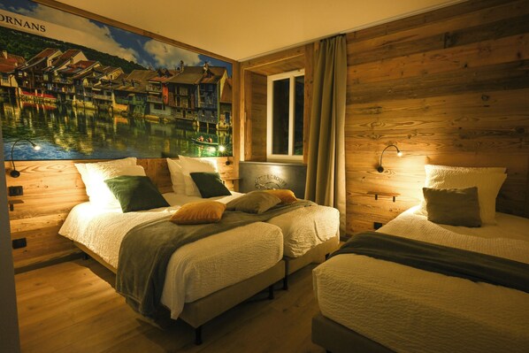 12 bedrooms, desk, iron/ironing board, Internet