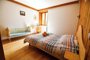 12 habitaciones, escritorio, tabla de planchar con plancha y internet 