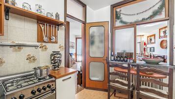 Frigorifero, forno, piano cottura, lavastoviglie