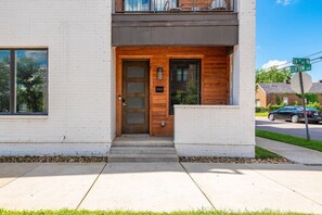 Exterior detail - E25 ~ Economy Crash Pad Near Downtown ~ Clean ~ Free Parking ~ Fast WiFi ~ Easy Ride Share Access (Nashville)