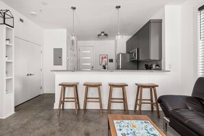 Smart TV - E25 ~ Economy Crash Pad Near Downtown ~ Clean ~ Free Parking ~ Fast WiFi ~ Easy Ride Share Access (Nashville)