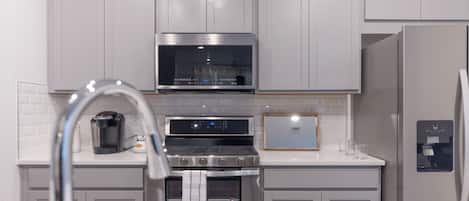 Geladeira, micro-ondas, fogão, cooktop