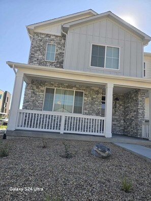 Exterior - A cozy home near miles of trails, playgrounds, and 22 Acre Central Park. (Aurora)