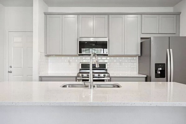 Fridge, microwave, oven, stovetop - A cozy home near miles of trails, playgrounds, and 22 Acre Central Park. (Aurora)