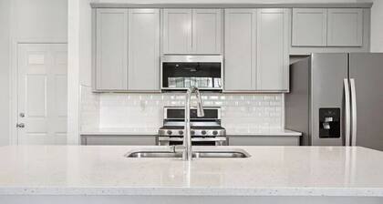 A cozy home near miles of trails, playgrounds, and 22 Acre Central Park.