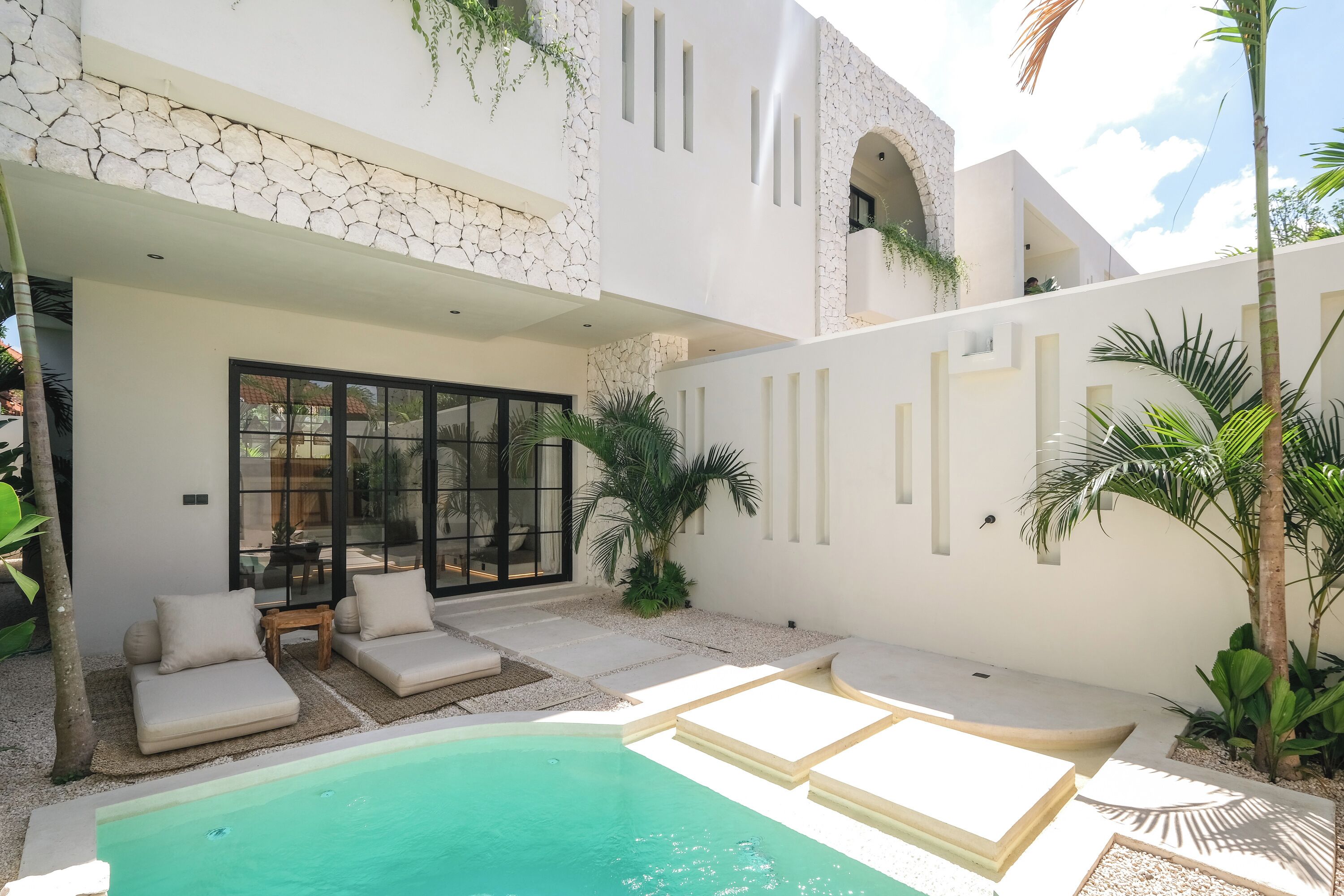 Una piscina al aire libre