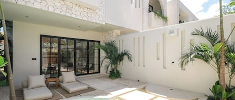 Una piscina al aire libre