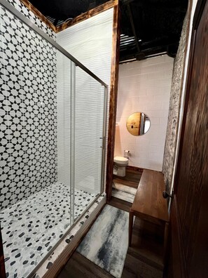 Sèche-cheveux, serviettes fournies, savon, shampoing