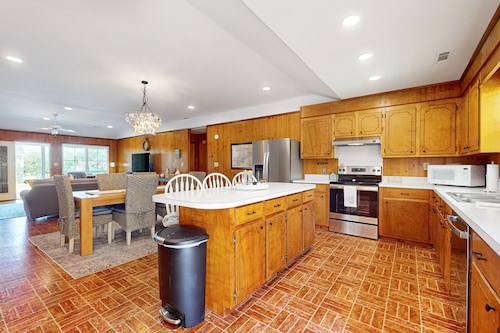 Dog-friendly beachside home with abundant outdoor space - walk 1-min to beach