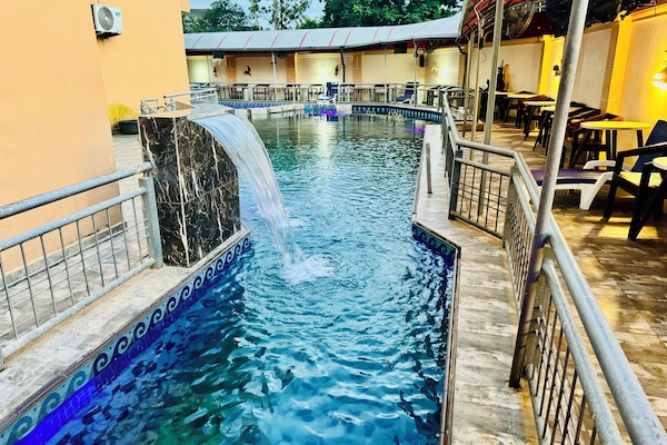 Una piscina al aire libre