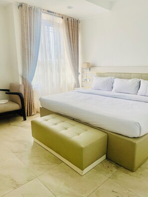 Royal-sviitti | Ylelliset vuodevaatteet, untuvapeitot, pimennysverhot, ilmainen Wi-Fi