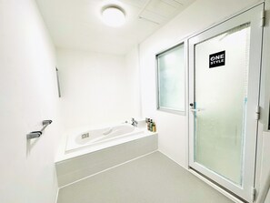 Chambre double | Salle de bain | Articles de toilette (gratuits), séchoir à cheveux