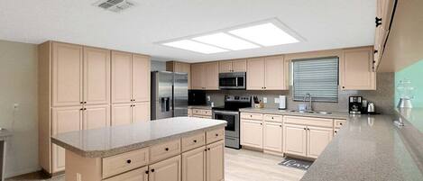 Kylskåp, mikrovågsugn, ugn och spishäll