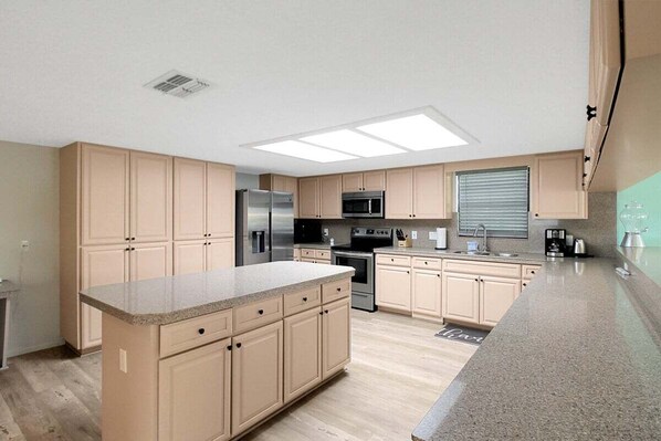 Fridge, microwave, oven, stovetop - Two Story Private Pool Home Near Bradenton Beach - Bayside Paradise (Bradenton)