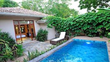 Villa superior, vistas al jardín | Escritorio, wifi gratis, ropa de cama